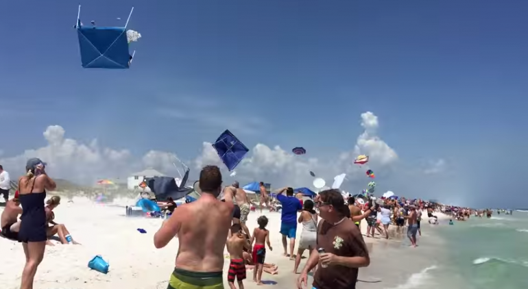 Blue Angels zdmuchuje parasole na plaży
