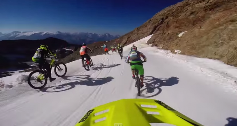 Zjazd rowerem po lodowcu w Megavalanche. To dopiero zawody.