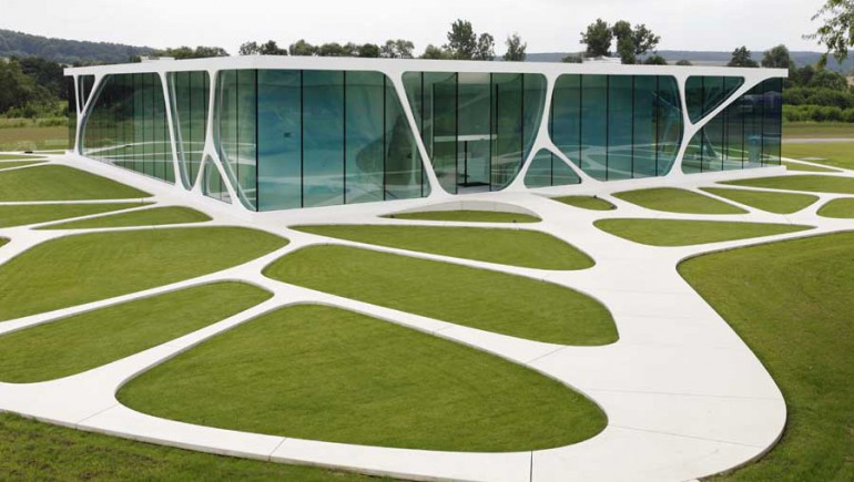 Leonardo Glass Cube. Nowatorski budynek. Fascynująca koncepcja.