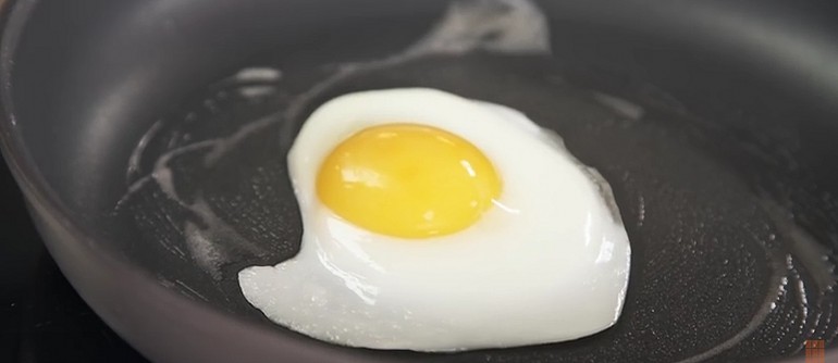 Wiesz jak usmażyć idealnie jajko? Zobacz.