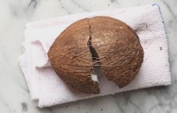 Jak otworzyc orzech kokosowy domowymi narzedziami? Całkiem proste.