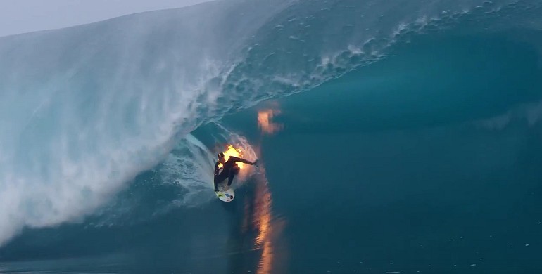 Surfer z płonącym kombinezonie. 