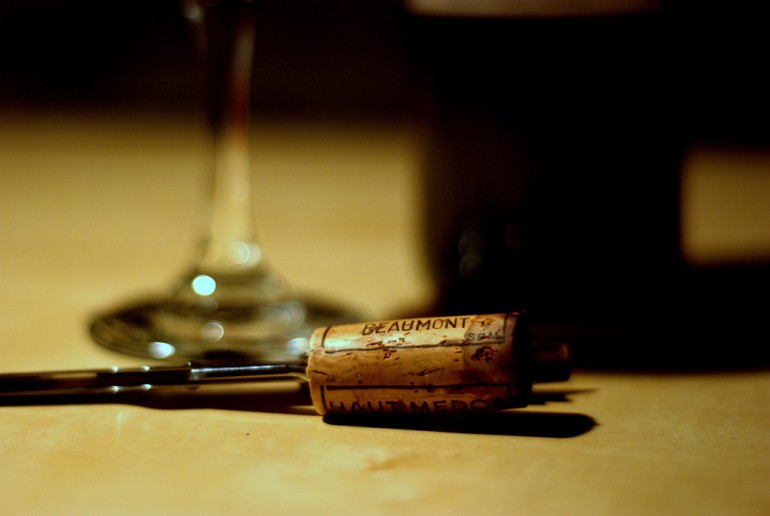 Jak otworzyć butelkę wina bez korkociągu? Porady