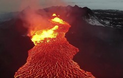 Rzeka lawy wulkanu na Islandii