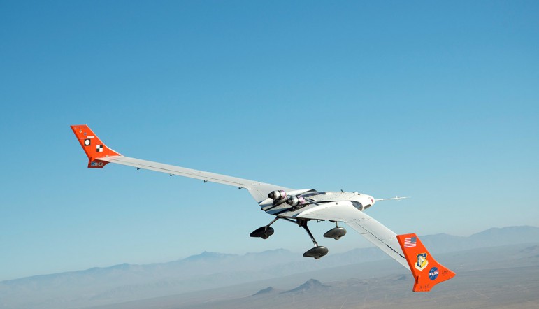 NASA testuje lekki nowoczesny samoloty o załamanych skrzydłach.