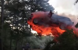 Skok z płonącego samochodu. Tak wygląda to naprawdę.