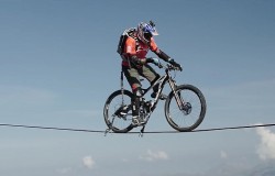 Jazda na rowerze na Slackline w górach. Szaleńczy pomysł.