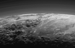 New Horizons i nowe zdjęcia i film powierzchni Plutona.