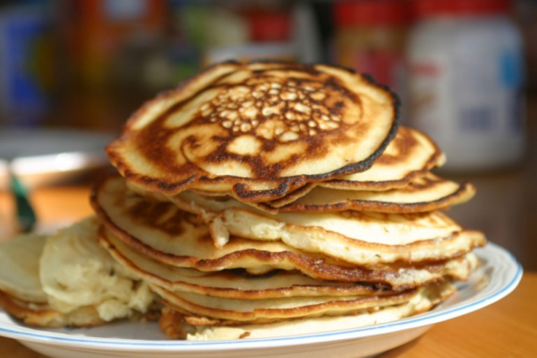 Sobotnie śniadanie i delikatne amerykańskie placuszki „pancakes”