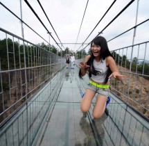 Przerażający szklany most w Chinach.