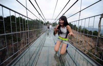 Przerażający szklany most w Chinach.