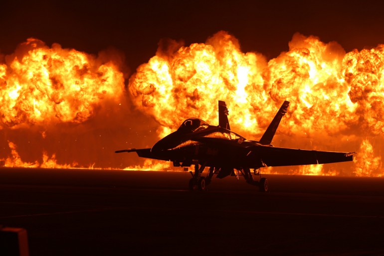 F-18 i ściana ognia na pokazach Air Show w San Diego