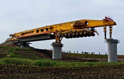 Maszyna o długości 100 metrów buduje most