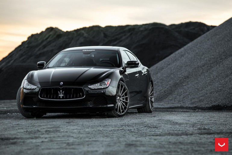Czarny Maserati Ghibli sportowa limuzyna
