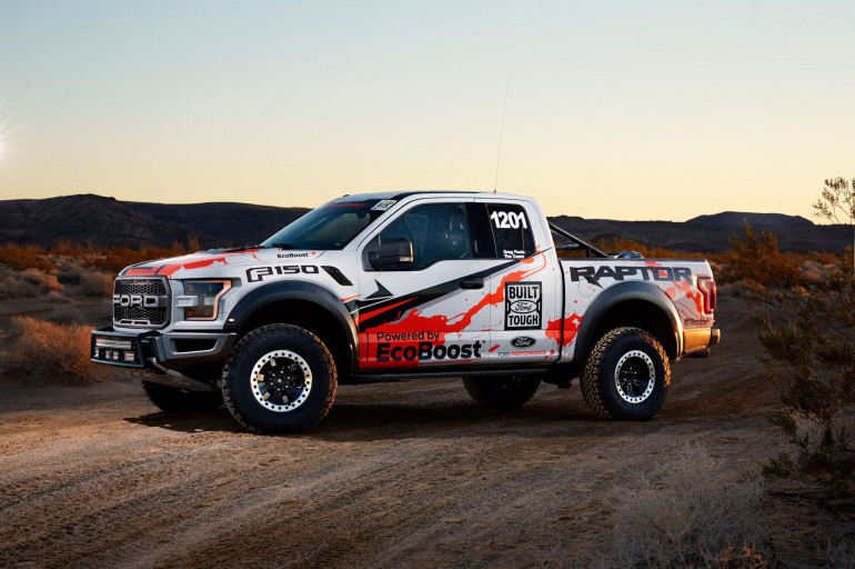 Nowy Ford F-150 Raptor gotowy do pustynnych wyścigów