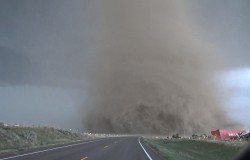 Niebezpiecznie blisko filmowane gigantyczne tornado