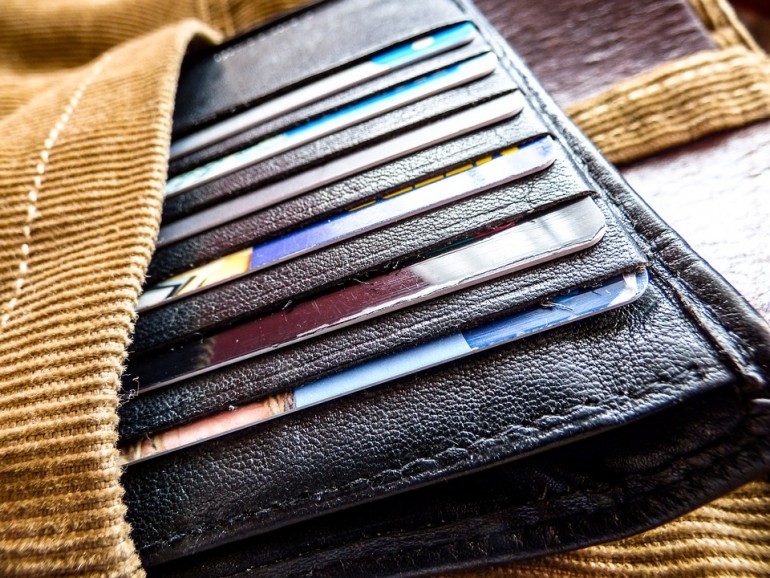 Karty kredytowe, płatnicze, rabatowe, już czasem nie mieszczą się w naszym portfelu.